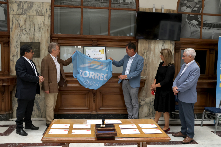 En el marco de los festejos por la vigésima edición del Gran Premio del Uruguay “19 Capitales” Histórico, Correo Uruguayo realizó el lanzamiento de un sello personalizado en conmemoración de dicho acontecimiento.