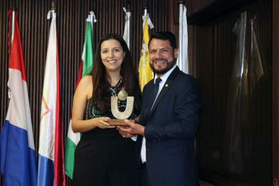 Representante de Brasil recibe el reconocimiento de parte del Secretario General de UPAEP, Dr. Franklin Castro