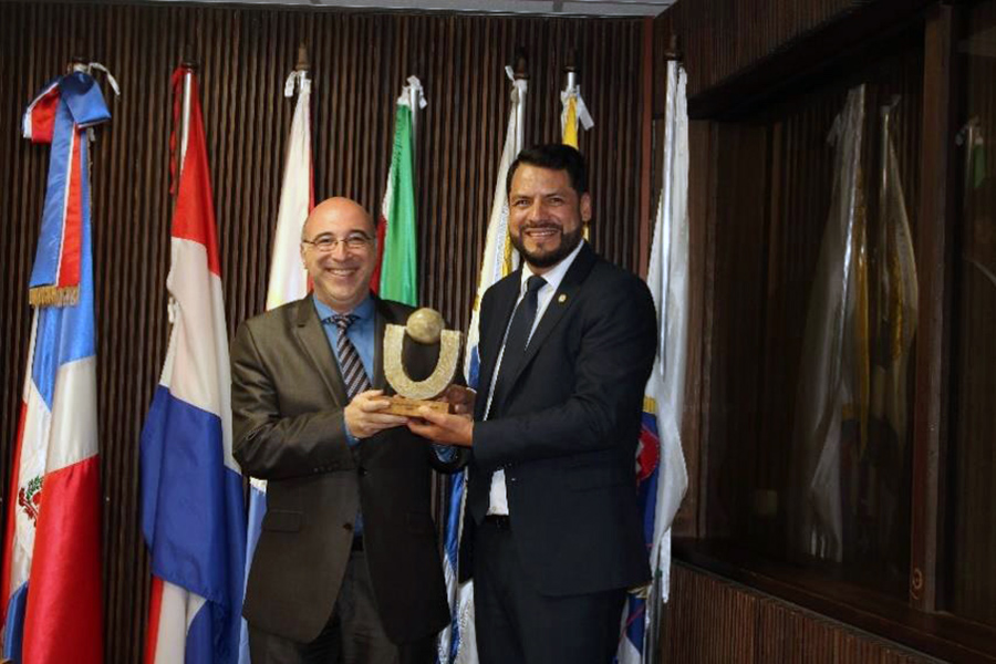 Representante de España recibe el reconocimiento de parte del Secretario General de UPAEP, Dr. Franklin Castro