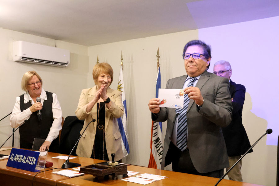Director de Correo Uruguayo exhibe el sobre primer día de emisión