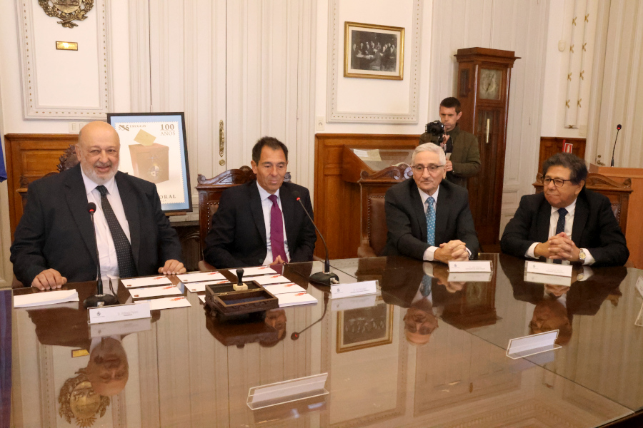 Directorio de Correo Uruguayo junto al Presidente de la Corte Electoral