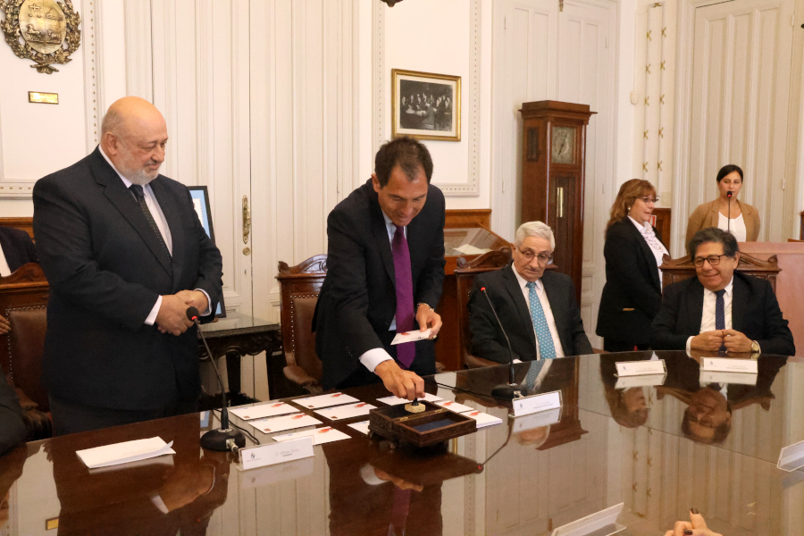 Presidente de Correo Uruguayo realiza el matasellado
