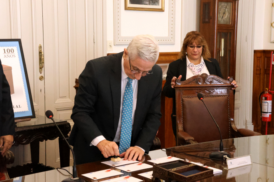 Vicepresidente de Correo Uruguayo realiza el matasellado