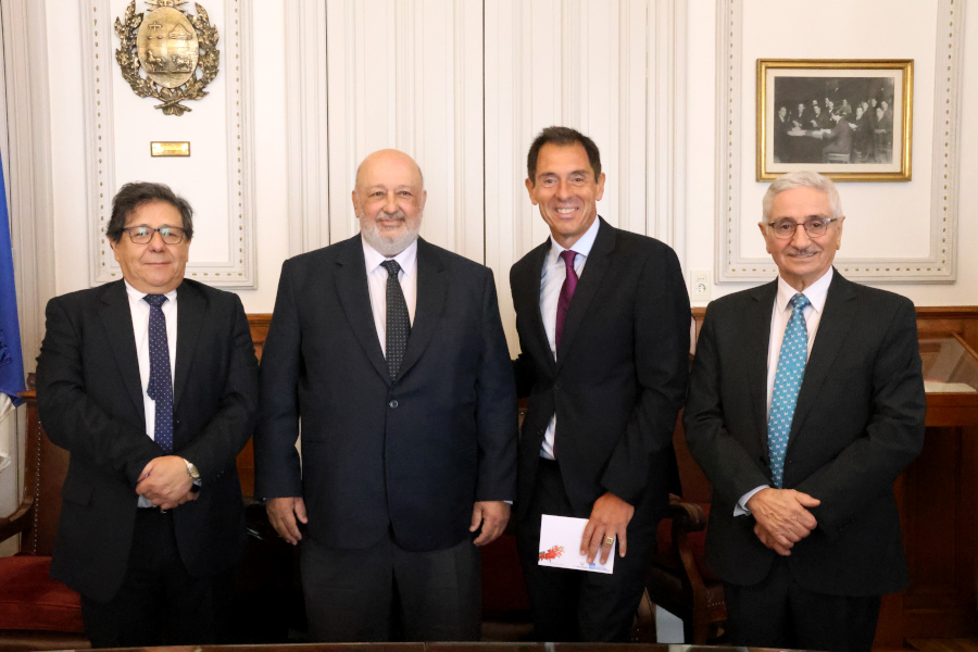 Directorio de Correo Uruguayo junto al Presidente de la Corte Electoral