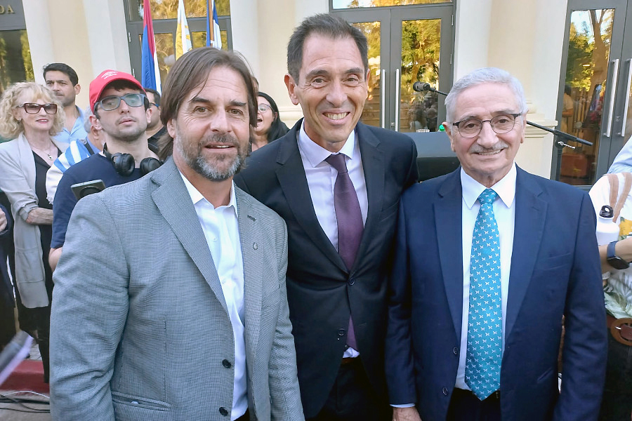 Presidente de la República junto al Presidente y Vicepresidente de Correo Uruguayo