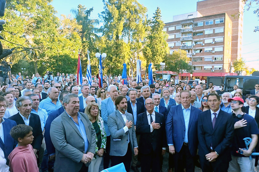 Público asistente y autoridades entonan el himno nacional