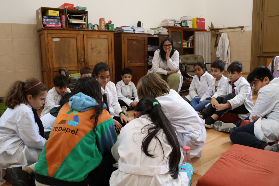 Representante de Repapel brinda charla a los escolares