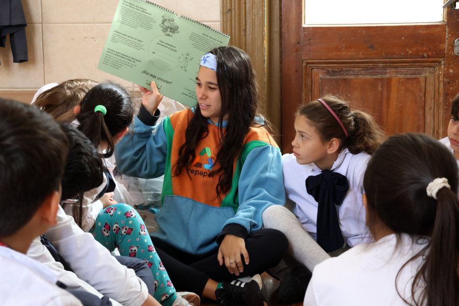 Representante de Repapel brinda charla a los escolares
