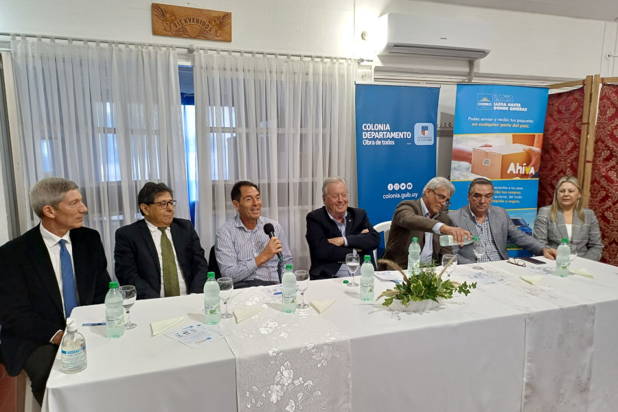 Presidente de Correo Uruguayo hace uso de la palabra durante la inauguración