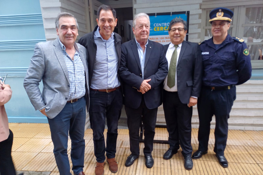 Autoridades en el exterior del local del Centro de Cercanía