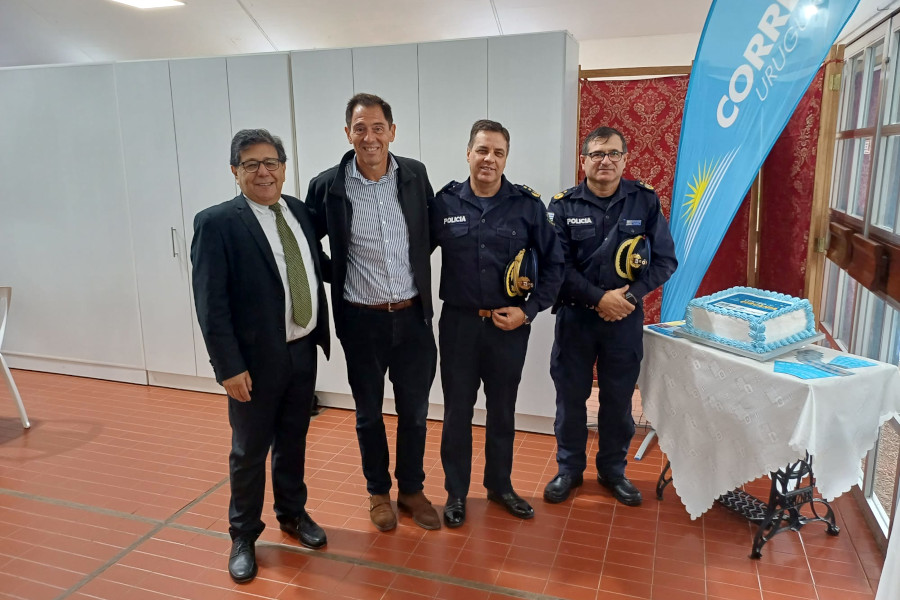 Autoridades de Correo Uruguayo junto a funcionarios policiales