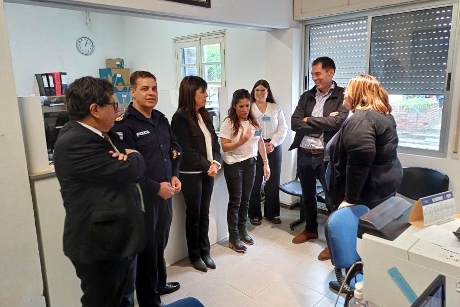 Autoridades de Correo Uruguayo junto a funcionarios del Centro de Cercanía