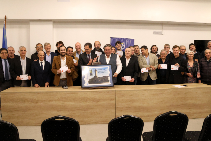 Autoridades y asistentes al acto junto a la reproducción del sello personalizado