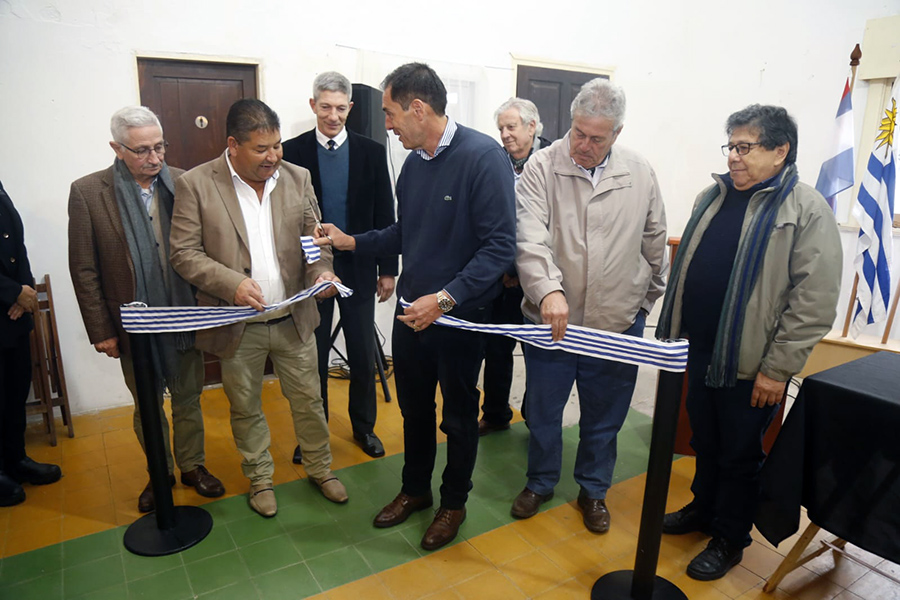 Autoridades realizan la ceremonia de corte de cinta