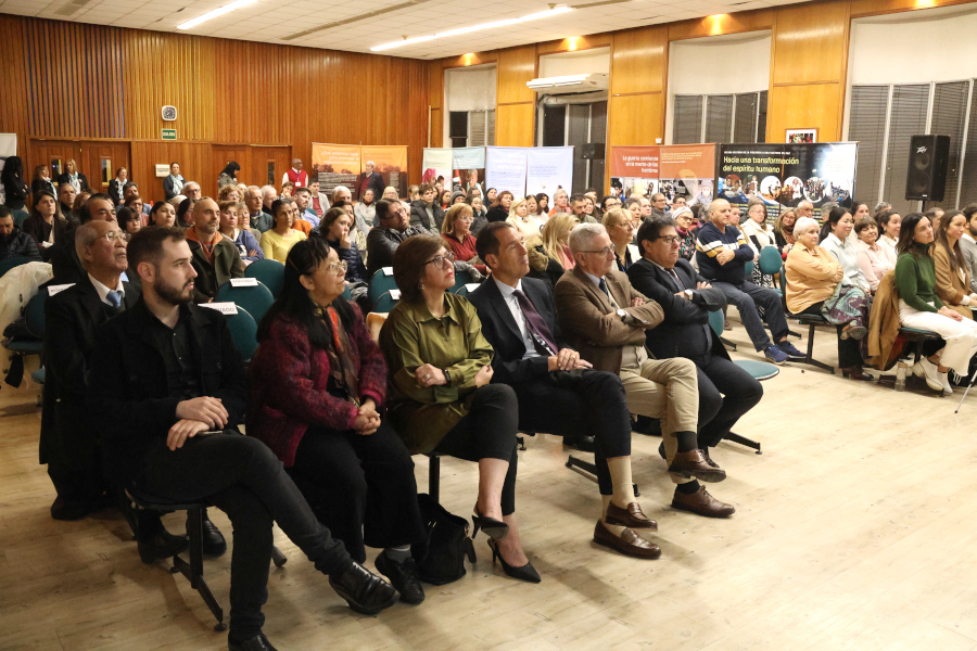 Público y autoridades presentes en la sala