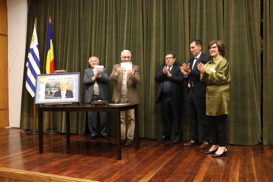 Autoridades exhiben los sobres primer día de emisión