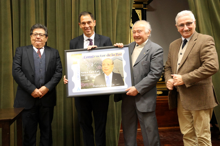 Directorio de Correo Uruguayo y Director General de Soka Gakkai Internacional del Uruguay con la reproducción del sello personalizado