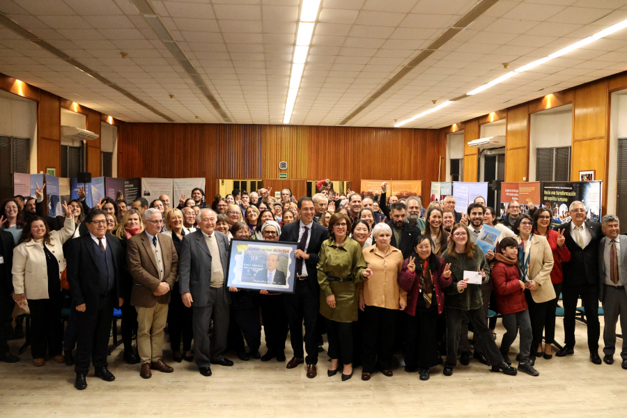 Autoridades y asistentes al acto posan junto a la reproducción del sello personalizado