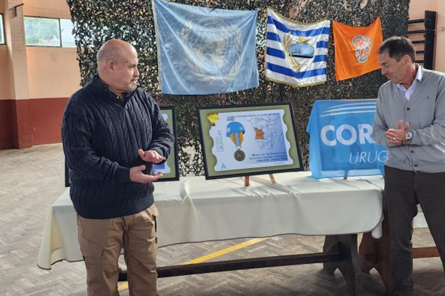 Presidente de Correo Uruguayo descubre un sello personalizado junto a representante de AVOPU