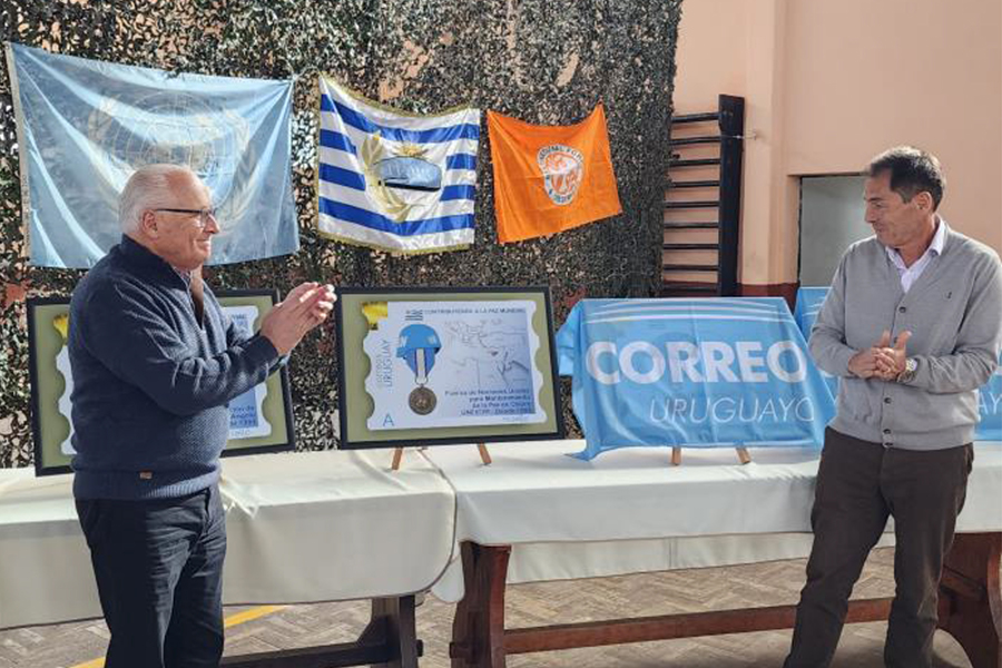 Presidente de Correo Uruguayo descubre un sello personalizado junto a representante de AVOPU