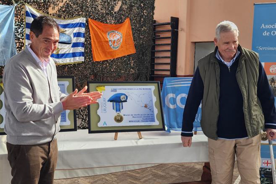 Presidente de Correo Uruguayo descubre un sello personalizado junto a representante de AVOPU