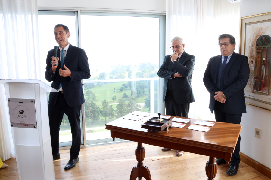 Presidente de Correo Uruguayo haciendo uso de la palabra