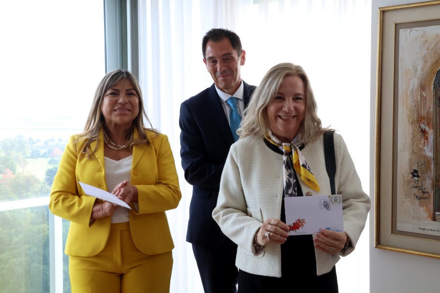 Integrantes de ADA participan de la ceremonia de matasellado