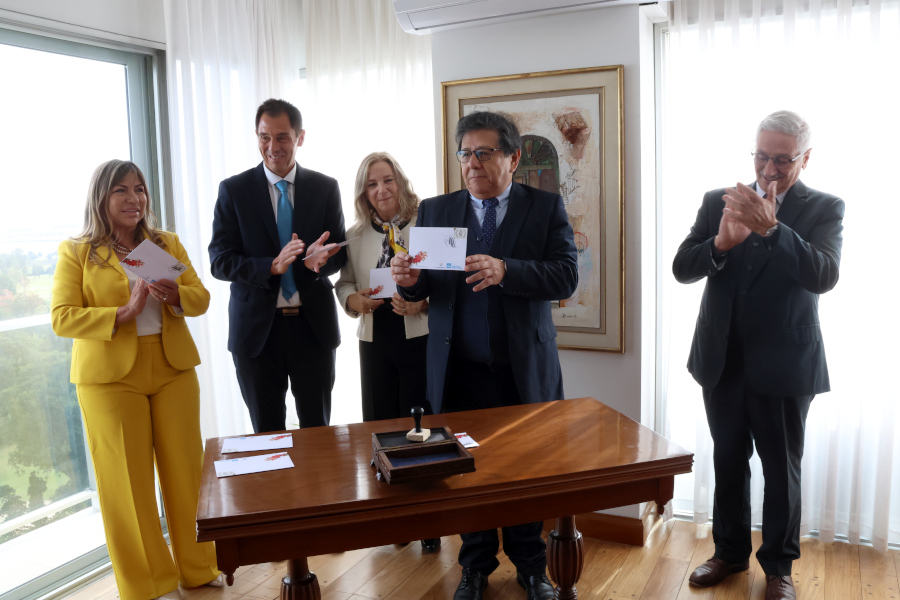 Director de Correo Uruguayo realiza el matasellado