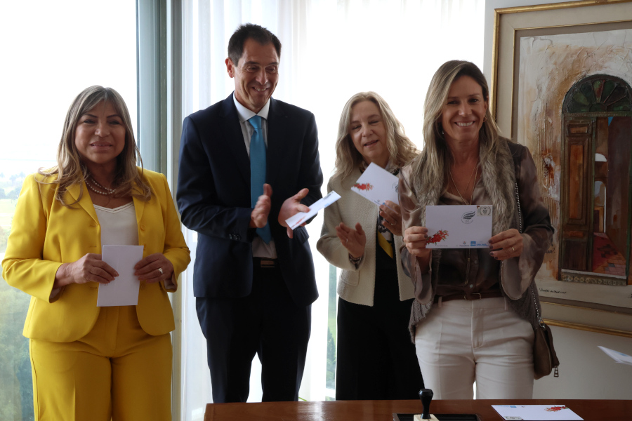 Integrantes de ADA participan de la ceremonia de matasellado