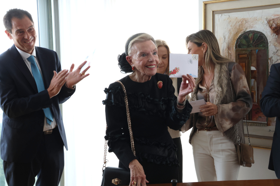 Integrantes de ADA participan de la ceremonia de matasellado