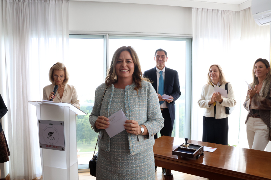 Integrantes de ADA participan de la ceremonia de matasellado