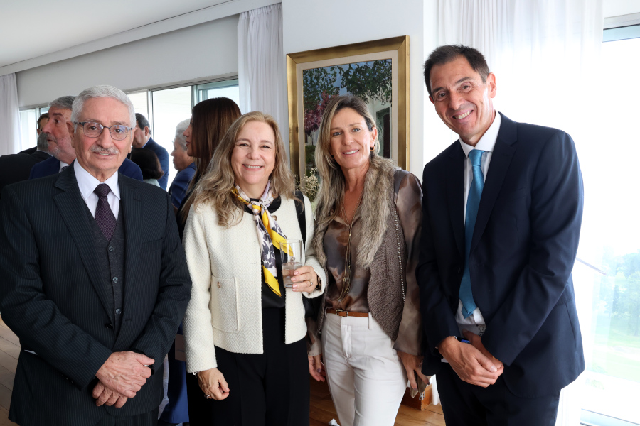Autoridades de Correo Uruguayo junto a integrantes de ADA