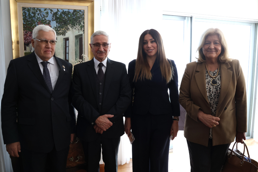 Autoridades de Correo Uruguayo junto a integrantes de ADA