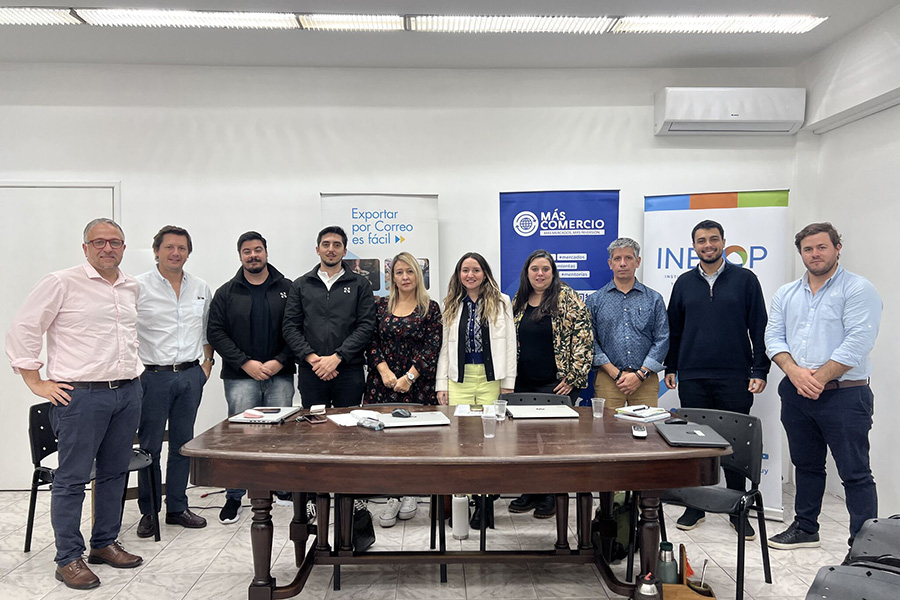 Representantes de las instituciones participantes junto a emprendedores locales