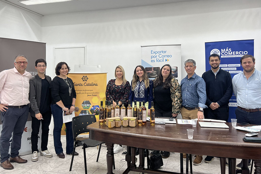 Representantes de las instituciones participantes junto a emprendedores locales