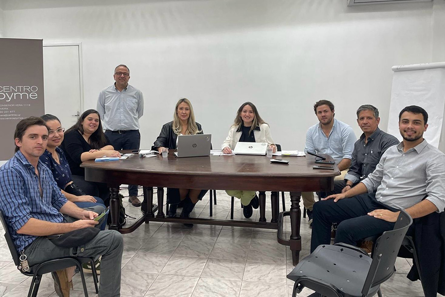 Representantes de las instituciones participantes junto a emprendedores locales
