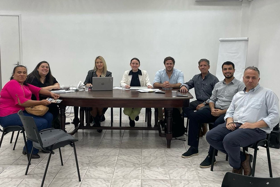 Representantes de las instituciones participantes junto a emprendedores locales