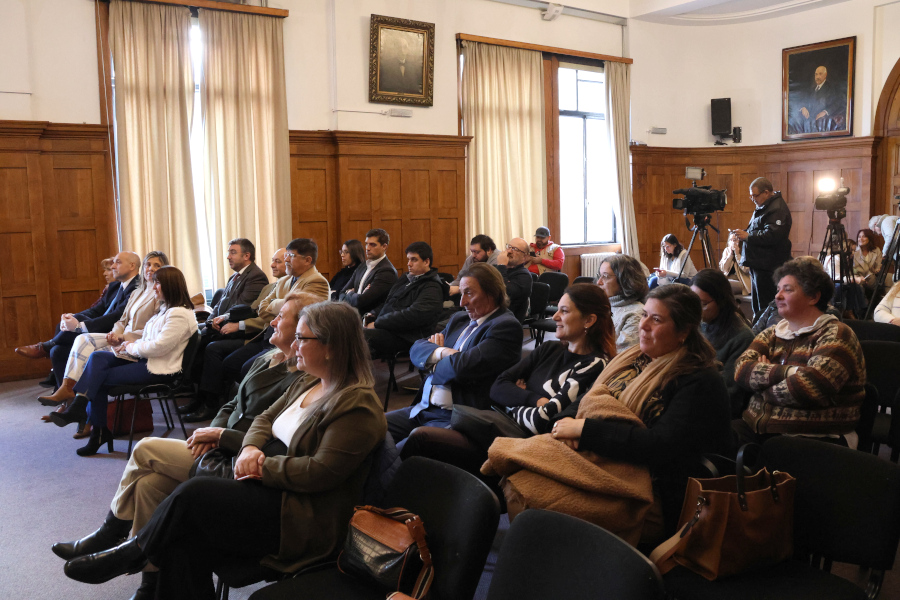 Vista general de la sala y el público asistente