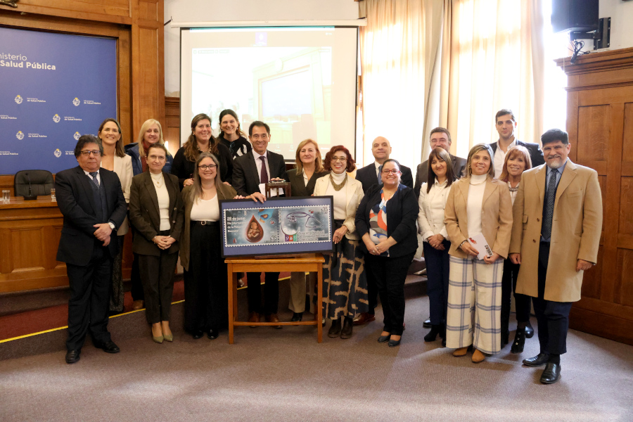 Autoridades que participaron del lanzamiento junto a la reproducción de los sellos conmemorativos