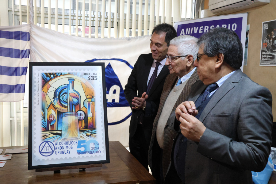 Directorio de Correo Uruguayo junto a la reproducción del sello conmemorativo.