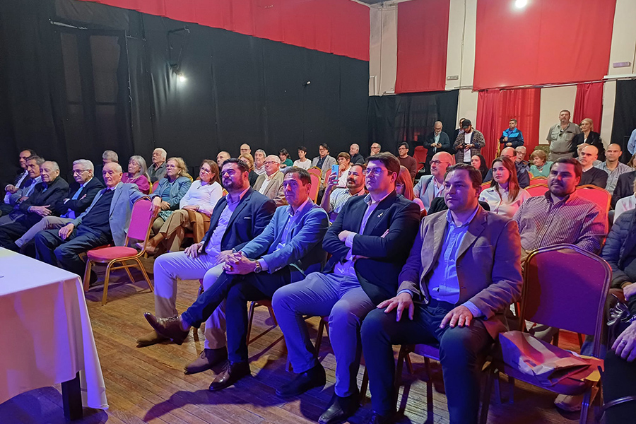 Autoridades y público presente