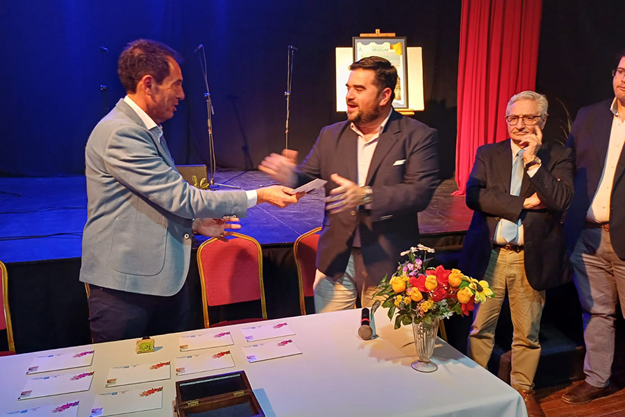 Presidente de Correo Uruguayo junto al Intendente de Paysandú