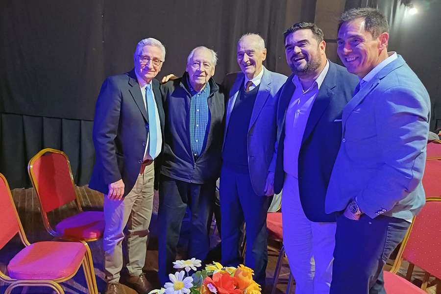 Autoridades de Correo Uruguayo junto a integrantes de la Sociedad Italiana Unione e Benevolenza