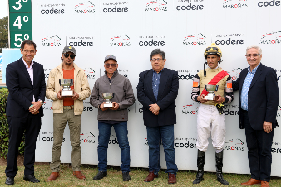 Miembros del Directorio de Correo Uruguayo entregaron el premio al ganador de la carrera