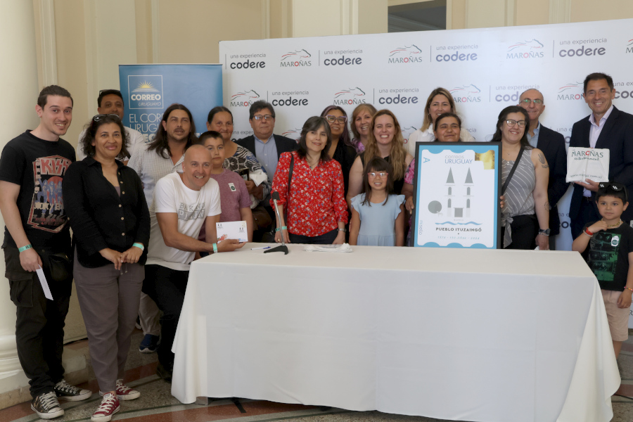 Autoridades y público presente en el acto de lanzamiento del sello personalizado