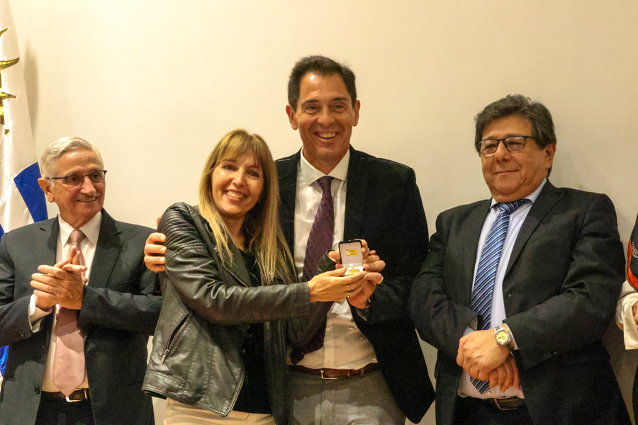 Funcionaria recibe medalla de reconocimiento de las autoridades