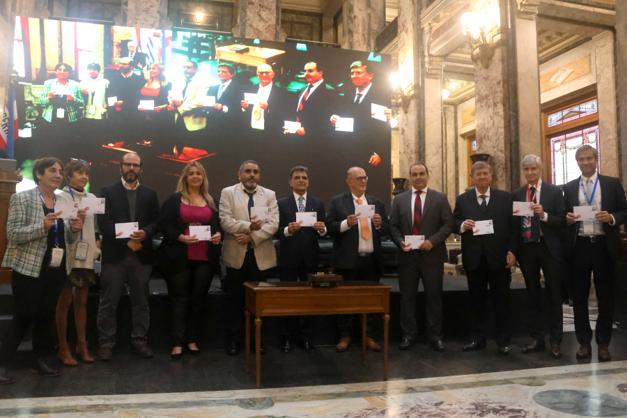 Autoridades de Casmu y de Correo Uruguayo posan con los Sobres Primer Día de Emisión