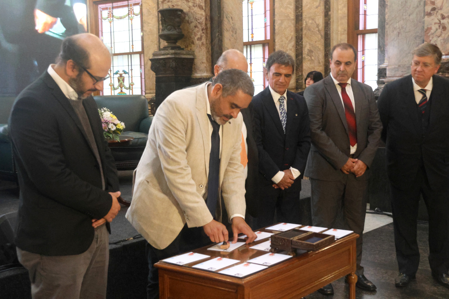 El presidente de Correo Uruguayo, Gabriel Bonfrisco, matasellando el sobre Primer Día de Emisión