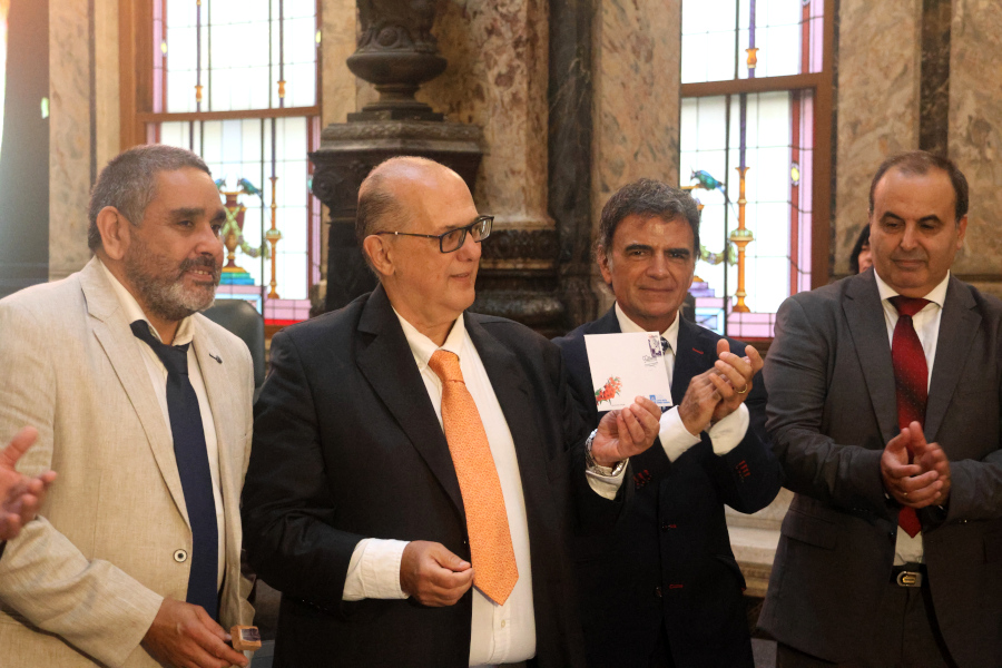 El presidente de Casmu, Raúl Rodríguez, matasellando