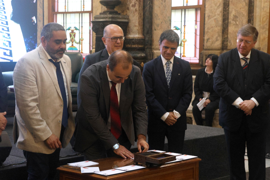 El vicepresidente de Correo Uruguayo, José Luis Pereira, matasellando
